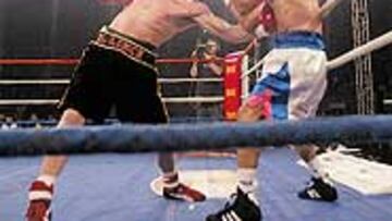 <b>AL ATAQUE.</b> Castillejo pega y Genaro Ríos intenta protegerse.