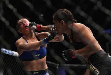 Nunes noquea a Ronda Rousey en el UFC 207. Días más tarde la brasileña anunció su intención de buscar también el campeonato del peso pluma.