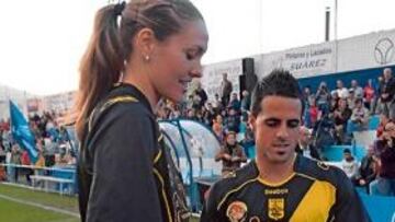 <b>REGALO. </b>Yasmina Hernández, que anotó un gol, entrega un obsequio al impulsor de la fiesta, Vitolo.