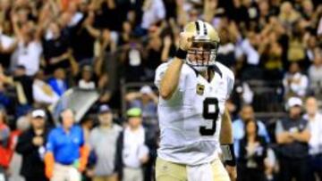 Drew Brees, quarterback de Nueva Orleans, celebra un touchdown ante Atlanta.