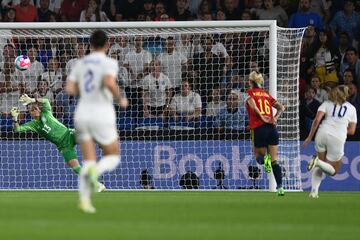 2-1. Georgia Stanway marca en la prórroga el segundo gol.