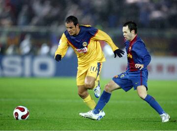 América se enfrentó al Barcelona en el Mundial de Clubes del 2006. 

En la foto: Andrés Iniesta de Barcelona y Cuauhtémoc Blanco de América. 