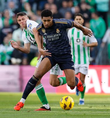 El jugador del Real Madrid, Bellingham, trata de escaparse de la presión del jugador del Betis. 