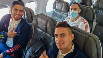 Jugadores de la Selecci&oacute;n Colombia antes de un vuelo internacional.