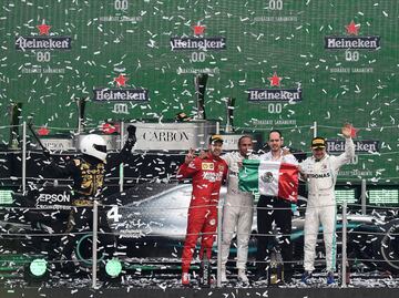 Hamilton, vencedor de la carrera en el podio con Vettel y Bottas.