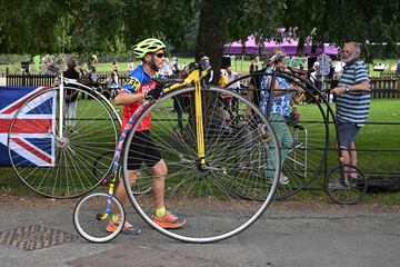 Un grupo de ciclistas disfrutan de la Gran Carrera de Knutsford, en el noroeste de Inglaterra, un evento singular que se celebró por última vez en 2010 y, por lo general, se disputa cada diez años, en el que participan ciclistas individuales y en equipo de todo el mundo, sobre bicicletas clásicas que datan de mediados del siglo XIX.