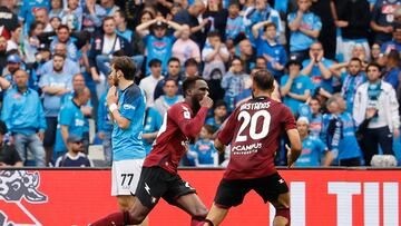 Soccer Football - Serie A - Napoli v Salernitana - Stadio Diego Armando Maradona, Naples, Italy - April 30, 2023 Salernitana's Boulaye Dia celebrates scoring their first goal with Grigoris Kastanos as Napoli's Khvicha Kvaratskhelia reacts REUTERS/Ciro De Luca