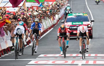 Jesus Herrada cruzando la meta como primero en la séptima etapa de La Vuelta.