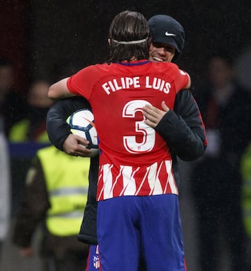 Griezmann, con el balón de los cuatro goles, es felicitado por Filipe Luis.
