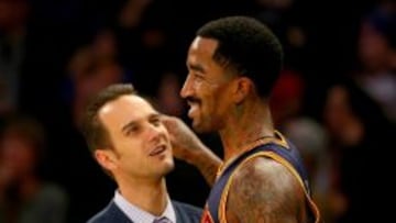 J.R. Smith saluda a un miembro del staff de los New York Knicks durante el partido entre los Cavaliers y el equipo neoyorquino.