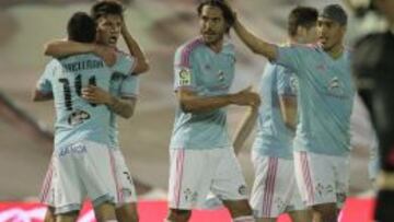 Santi Mina, felicitado por Orellana tras uno de sus goles.