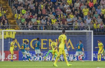 El jugador del Villarreal Mario marca el 1-1.