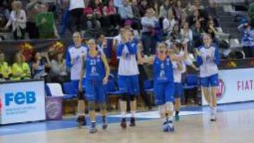El Perfumerías Avenida celebra el triunfo ante el Girona.