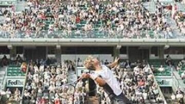 EL CIELO NO PUDO ESPERAR. En tenis, el saque convierte al cuerpo en un arco que se balancea, estira y dispara. La lesión costal impidió arquearse a Ferrero. Fue el principio del fin.