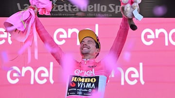 Monti Lussari (Italy), 27/05/2023.- Slovenian rider Primoz Roglic of team Jumbo Visma team wearing the overall leader's pink jersey celebrates on the podium after the 20th stage of the 2023 Giro d'Italia cycling race, an individual time trial (ITT) over 18,6 km from Tarvisio to Monte Lussari, Italy, 27 May 2023. (Ciclismo, Italia, Eslovenia) EFE/EPA/LUCA ZENNARO
