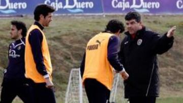 <b>CORRIGIENDO. </b>Onésimo habla permanentemente con sus jugadores en cada sesión.