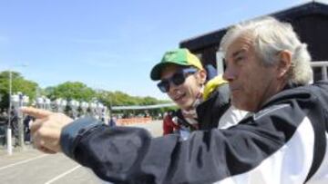 Agostini: “Rossi se para, le mira y manda a la mierda a Marc"