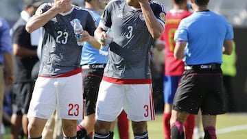 Piris y G&oacute;mez se refrescan durante el partido.