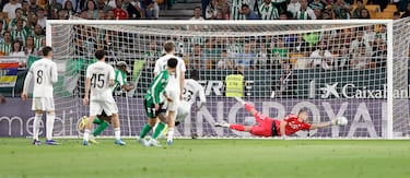 Parada de reflejos del guardameta ucraniano, protagonista en el tramo más exigente del encuentro.