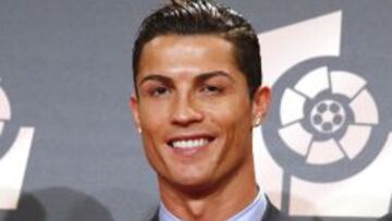Cristiano Ronaldo, con uno de los premios de la LFP.