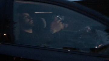 Piqué llegó a la cena del Barça... ¡hablando con Shakira por Skype!