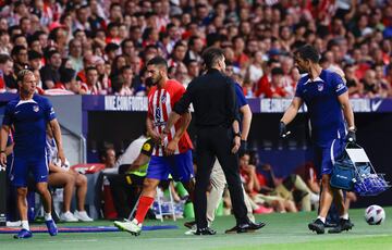 El jugador del Atlético de Madrid, Koke, se va del terreno de juego con molestias musculares a los seis minutos del inicio del partido. Le sustituyó Pablo Barrios. El Atleti, a lesión por día.