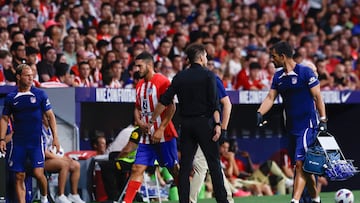EL jugador del Atlético de Madrid, Koke, se va del terreno de juego con molestias musculares a los seis minutos del inicio del partido. Le sustituyó Pablo Barrios. 