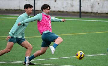 Aunque el juvenil Sergio Martnez ha entrenado prcticamente toda la semana y quedaba un hueco libre, Mario Solrzano es el que debutar en lista oficial.