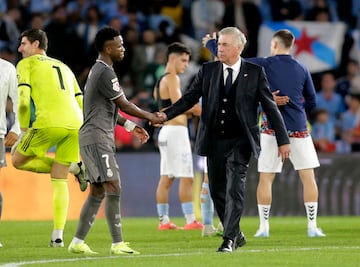 Vinicius y Ancelotti, tras el partido.