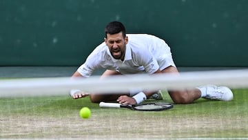 Novak Djokovic, en el momento de su caída cuando jugaba contra Cobolli en Wimbledon.