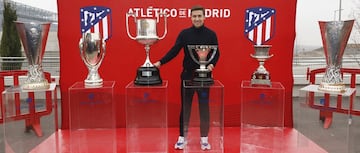 Gabi inauguró la exposición que el Atlético ha colocado en la fan zone noroeste, frente a la puerta 30 del Wanda Metropolitano antes del partido contra el Espanyol 