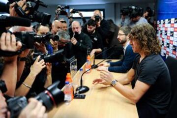 Carles Puyol jugador del Barcelona anuncia  a los medios de comunicación durante una rueda de prensa que dejará el club catalán al final de la temporada.