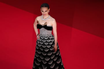 Natalie Portman posa en la alfombra roja durante la llegada de los asistentes a la proyección de la película "Eddington".