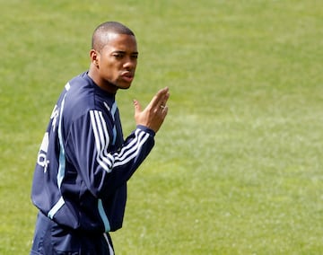 En octubre de 2007, y después de una concentración con la selección brasileña, Robinho y Baptista se incorporaron tarde y sin justificación a la disciplina madridista, lo que les valió sendos expedientes.