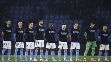 Los jugadores del Celta guardan un minuto de silencio vestidos con camisetas que homenajean a la gente del mar tras la tragedia del &#039;Villa de Pitanxo&#039;.