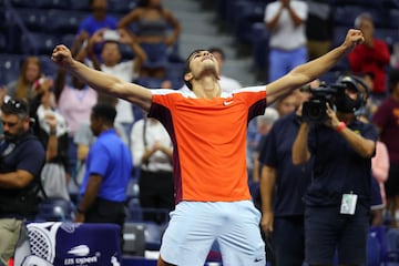 Histórica victoria  de Carlos Alcaraz ante Marin Cilic en los octavos del US Open. El español ha vencido 6-4, 3-6, 6-4, 4-6, 6-3. Jannik Sinner le esperará en cuartos de final.