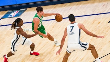 Javon Small (i) de Grizzlies disputa un balón con Hugo Gonzalez de Celtics este miércoles, durante un partido de la NBA entre Memphis Grizzlies y Boston Celtics en el estadio FedExForum, en Memphis (Estados Unidos).