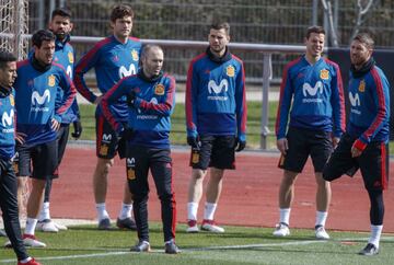 Sergio Ramos, Azpilicueta, Nacho, Marcos Alonso, Diego Costa y Parejo.