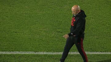 AME9809. ASUNCIÓN (PARAGUAY), 10/08/2023.- El técnico del Flamengo, el argentino Jorge Sampaoli, sale expulsado del partido por doble amonestación amarilla hoy en Asunción (Paraguay). El director técnico del Olimpia paraguayo, Francisco 'Chiqui' Arce, dijo este jueves que le queda sensación de "plenitud", luego de que su dirigidos eliminaran al Flamengo, campeón de la Copa Libertadores en 2022, y se clasificara a los cuartos de final de este torneo. EFE/Rubén Peña
