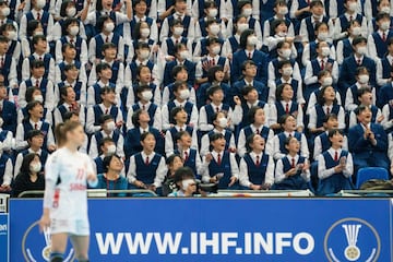 Miles de aficionados llenaron las gradas en el partido entre Rusia y Montenegro correspondiente a la segunda fase del Mundial de balonmano que se celebra en Japón. El pabellón de Kumamoto fue testigo del triunfo ruso por 35-28 ante la jugadora montenegrina Majda Mehmedovic, que poco pudo hacer por evitarlo.