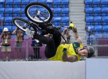 Logan Martin realiza una acrobacia en el Ariake Urban Sports Center.