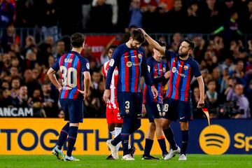 Piqué fue sustituido en el minuto 83 y ovacionado por todo el estadio y sus compañeros.