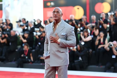 Dwayne Douglas Johnson, conocido mundialmente como "The Rock" (La Roca), es un actor, productor y empresario estadounidense que alcanzó la fama inicial como uno de los luchadores profesionales más grandes y carismáticos de la historia de la WWE, siendo diez veces Campeón Mundial. Tras retirarse de la lucha, se consolidó como una de las estrellas de acción mejor pagadas de Hollywood.