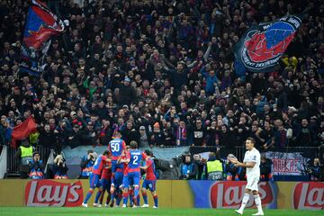 1-0. Nikola Vlasic celebró el primer gol.