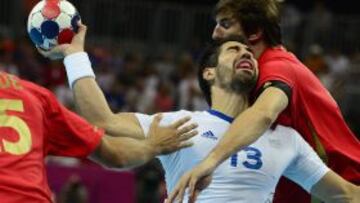 France's centreback Nikola Karabatic (C) vies with Spain's leftback Viran Morros de Argila and Spain's leftwing Cristian Ugalde Garcia (L) during the men's quarter-final handball match Spain vs France for the London 2012 Olympics Games on August 8, 2012 at the Basketball Arena in London. AFP PHOTO / JAVIER SORIANO