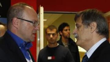 <b>DISCUSIÓN. </b>Mel y Bosch intercambian impresiones en un acto con Juanma y Juande al fondo.