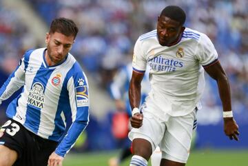 Alaba, como lateral izquierdo, persigue a Embarba en el pasado 2-1 del Madrid en Cornellà.