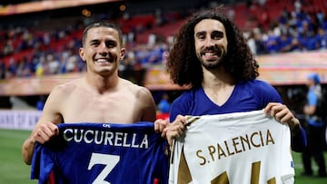 Sergi Palencia y Marc Cucurella, jugadores de Los Angeles FC y Chelsea, intercambian sus camisetas tras el partido.