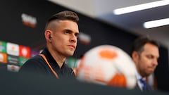 SEVILLE, SPAIN - MAY 17: Rafael Santos Borre of Eintracht Frankfurt speaks to the media during the Eintracht Frankfurt Press Conference at Estadio Ramon Sanchez Pizjuan on May 17, 2022 in Seville, Spain. Eintracht Frankfurt will face Rangers FC in the UEFA Europa League final on May 18, 2022. (Photo by Fran Santiago - UEFA/UEFA via Getty Images )