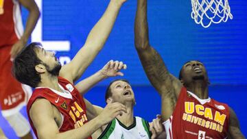 Marcos Delía junto a Ovie Soko lanza a canasta ante Garrett Stutz, Sarunas Vasilauskas y Luka Lapornik.